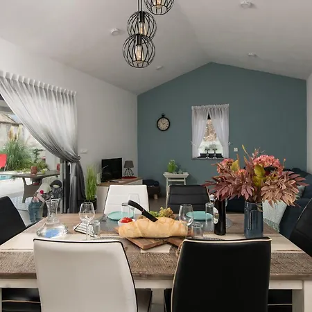 2 Bedroom Pet Friendly In Barban