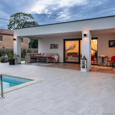 In With Outdoor Swimming Pool Holiday home